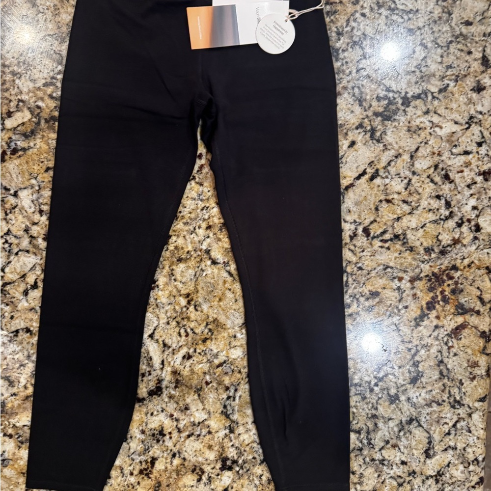 Women’s Vuori “All The Feels” Black Capri Leggings Size Small NWT